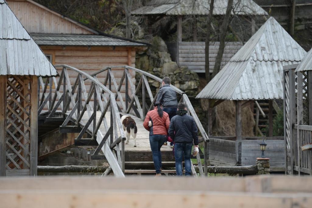 Ялинка Готель Vyshkiv Exterior foto